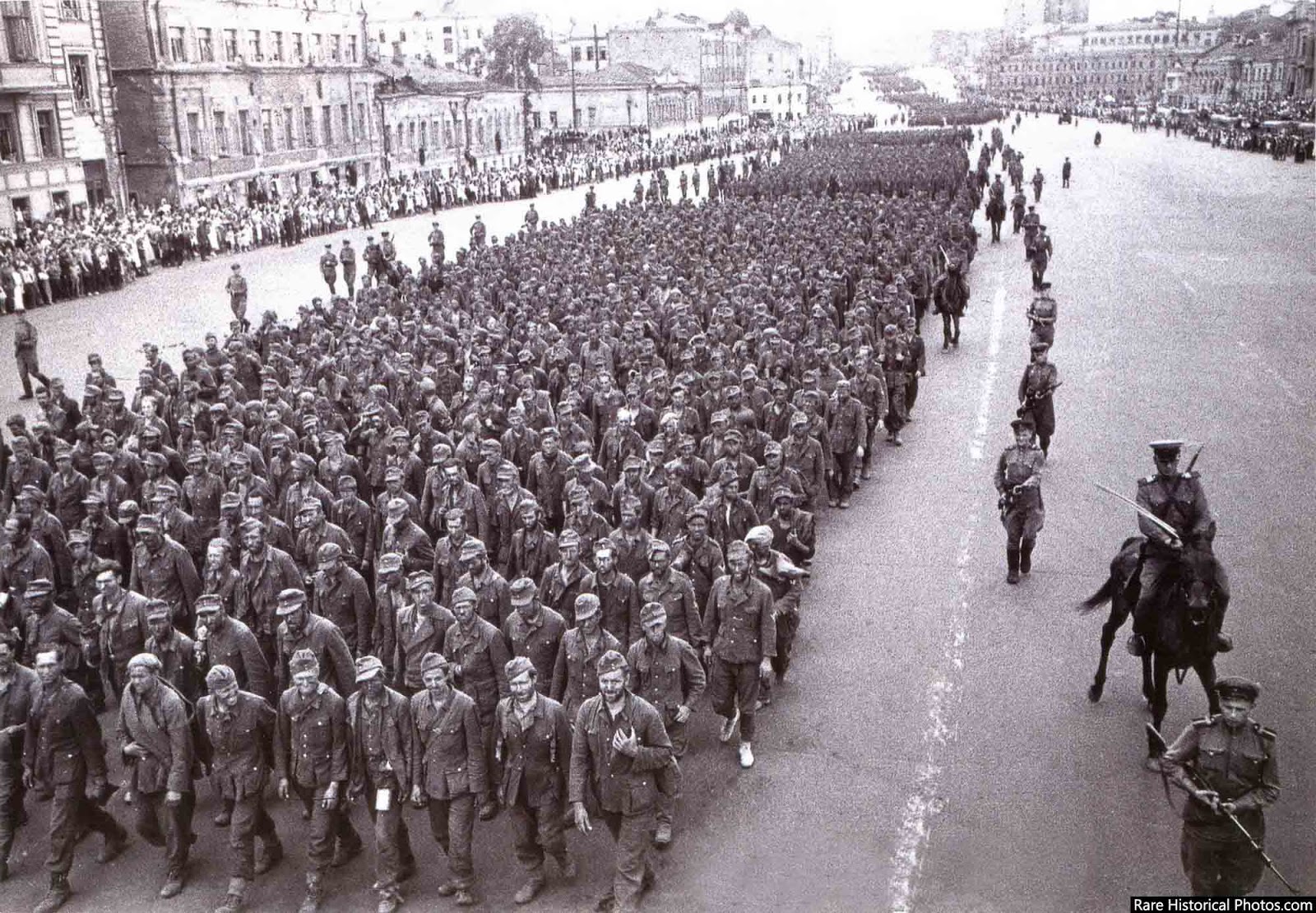 german_prisoners_parade_moscow_2