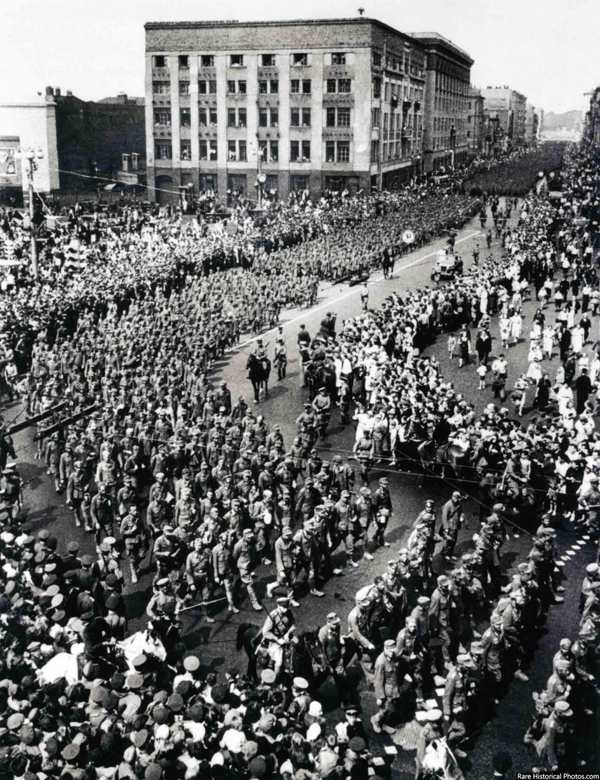 german_prisoners_parade_moscow_4