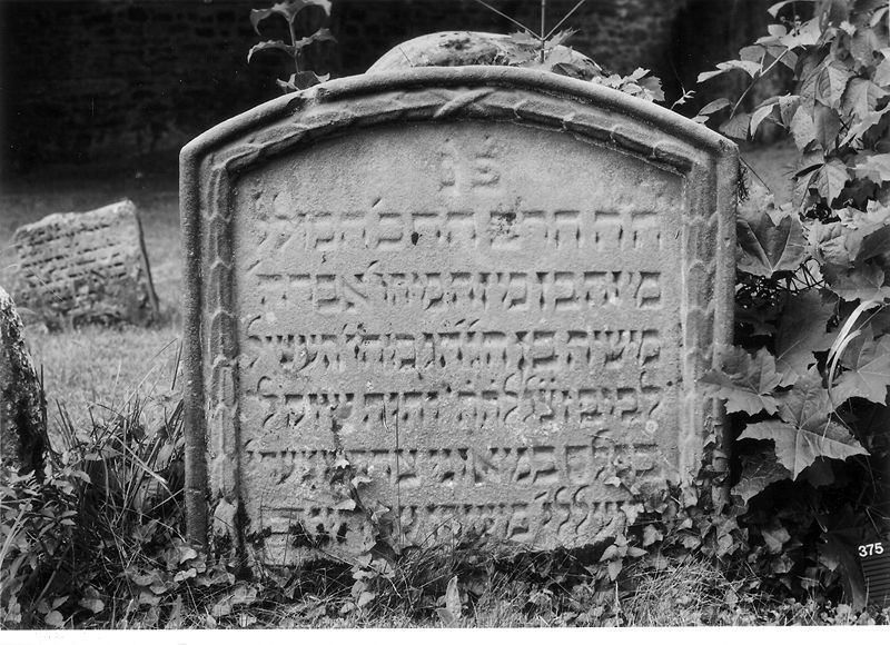 800px-Juedischer-friedhof-trier-grab360